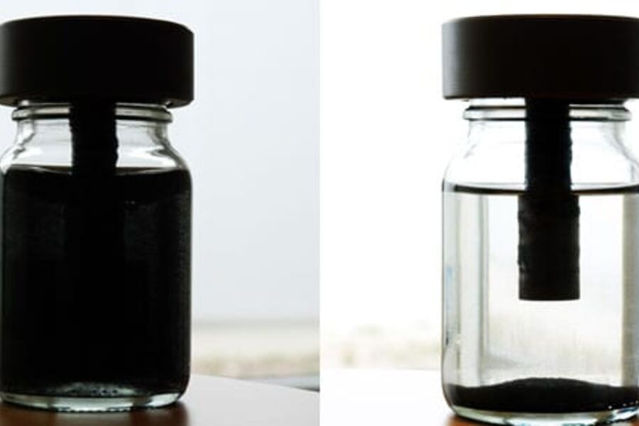 På bildet til venstre ser vi hvordan vannert som sirkulerer i varmeanlegget er, bildet til høyre viser hvordan magnetitten fester seg til magneten.
