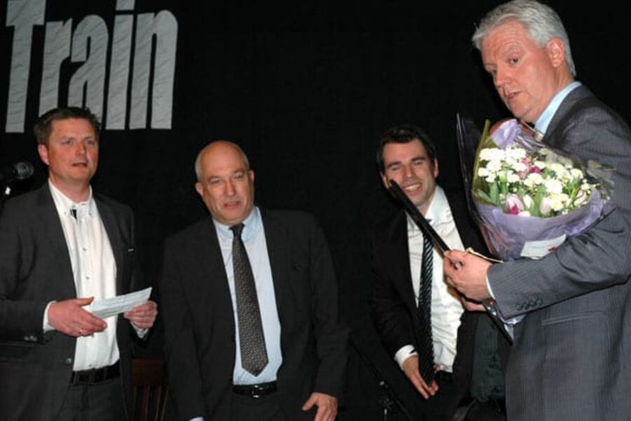 Her ser vi junior ( Lars ) og senior (Arne ) Korsbakken motta prisen som årets leverandør av Bademiljø og NRA.