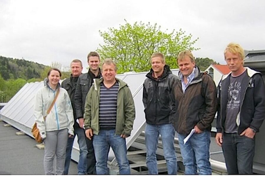 Omvisning i Møllerstua Barnehage: Passivhus standard med
termisk solvarmeanlegg/-varmepumpe for varmtvann og gulv-
varme, og solcellepaneler på taket. (Foto: Norsk solenergiforening)
