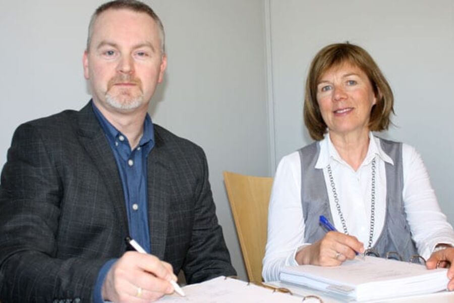 På bildet ser du Jan Erik Nikolaisen, adm dir hos HOIST Energy EM Systemer AS, og Rigmor H. Hansen adm. dir. Undervisningsbygg. Bildet er tatt fra signering av kontrakt 2 mai 2012. 