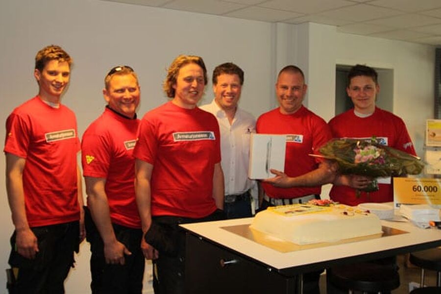 Langhus Rør møtte mannsterke hos Armaturjonsson under utdelingen av premien. Fra venstre ser vi Andrè Ruud, Morten Jansen, Julius Hall Torgersen, produktsjef Thorn Fredrik Hemsen, Armaturjonsson, daglig leder i Langhus Rør Steinar Lunde og lærling Simon Brørs.