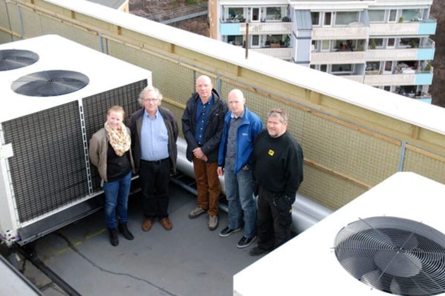 Prosjektgruppen på foran varmepumpene på taket. Hver maskin yter 100 kW. Erika Stenvik fra AF, Knut Mathisen fra Boligbygg, Tor Sveine og Frank Olsen fra Nordisk Energikontroll AS og Gunnar Bring fra AF.