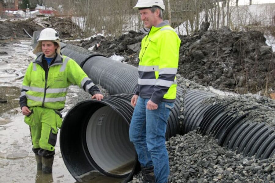 Sammenlignet med Dy-rør vil man ved bruk av Wavins X-Stream Di allerede ved 10 o/oo fall få kapasitetsforskjeller fra 35 til 44% avhengig av dimensjon. Det viser nødvendigheten av å prosjektere med dimensjoner som er store nok til å ta unna også fremtidens flom- og overvannsproblematikk.