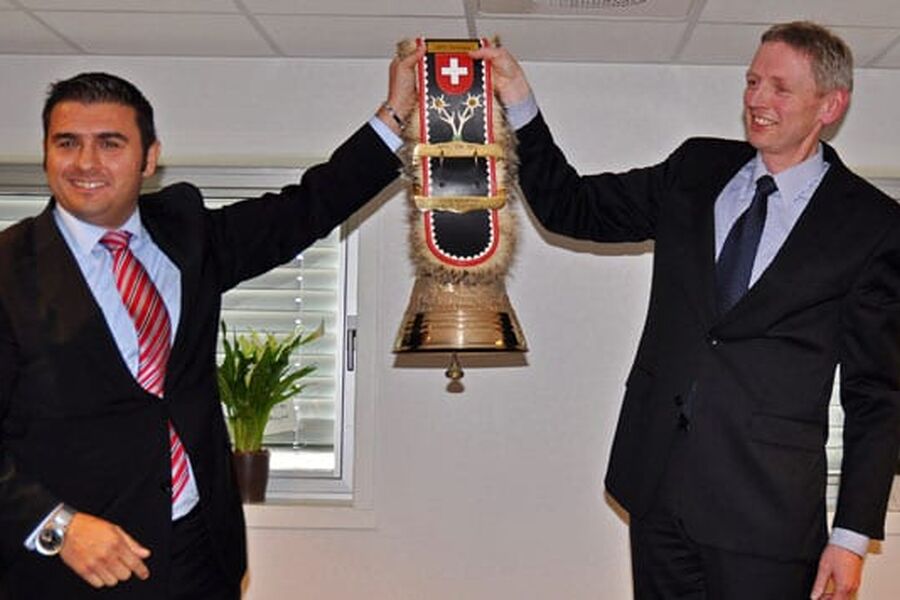 Ciro Nigro fra Georg Fischer gratulerte Kjell Bernt Kalland med en praktfull sveitsisk kubjelle, en av få ting som er enda mer erkesveitsisk enn den berømte lommekniven. 