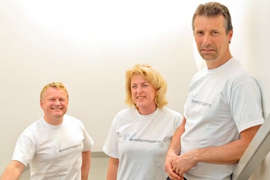 Ben Schreier ( til høyre ) i Nore VVS, sier han er glad for at de fleste av oss ser verdien av å benytte fagfolk. Her ser vi han sammen med Carsten Engh fra Porsgrunn Rørleggerforetning og Hilde Jensen fra Jensen Varme & Sanitær AS som også er frontfigurer i Skikkelig rørlegger kampanjen.