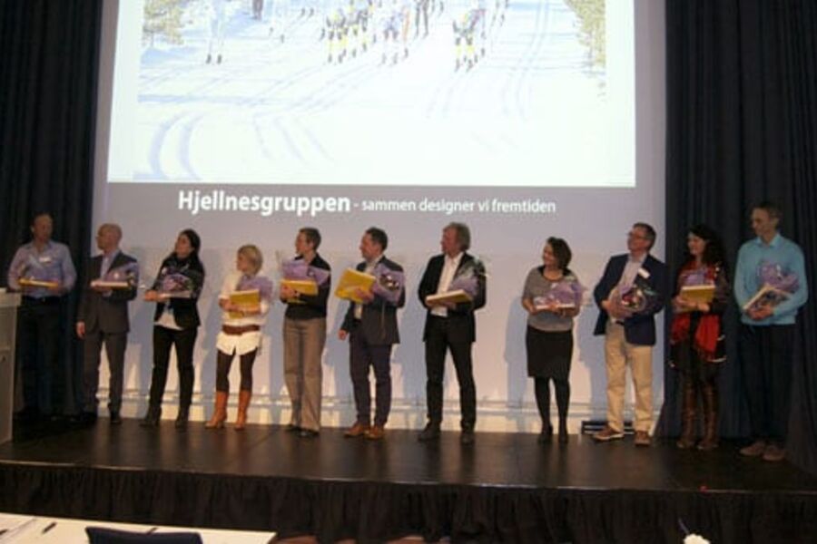 Det var full sal under gårsdagens konferanse i regi av Hjellnes Consult. Her ser vi alle foredragsholderne samlet på rekke.