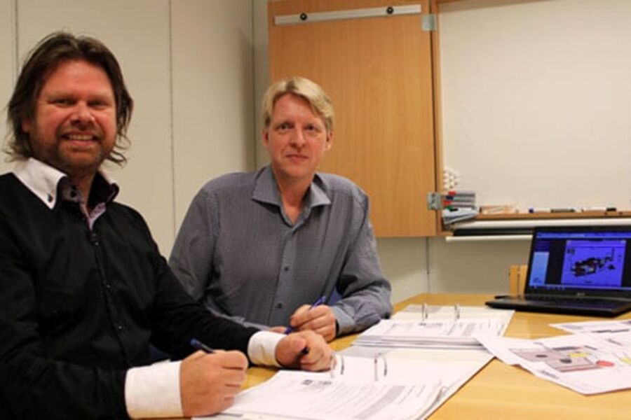 Avtalesignering: Hans Erik Lundberg, Eiendomssjef Karmøy kommune og Jan Topstad, Norsk Bioenergi