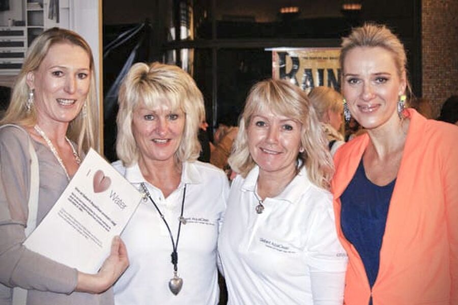 Den heldige vinneren av et Geberit AquaClean ble Therese Holm fra Flekkefjord ( fra venstre),  og til høyre sjefsredaktør i KK, Gjyri Helen Werp, som stod for trekningen. I midten ser vi Anita Sagen og Beate Gerø fra Geberit.