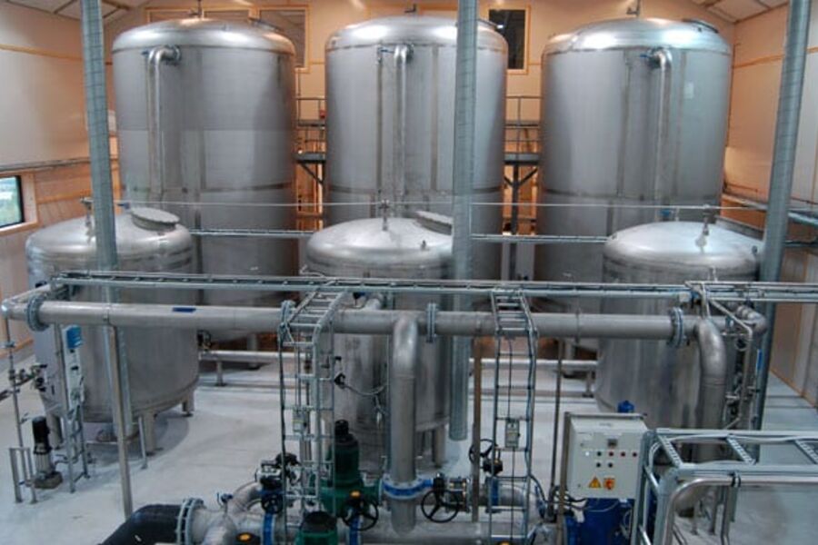 Prosessen er kort forklart basert på tilsetting av ozon i vannet som fører til oppløsning av organiske stoffer(humus) som ellers ville gitt farve og smak