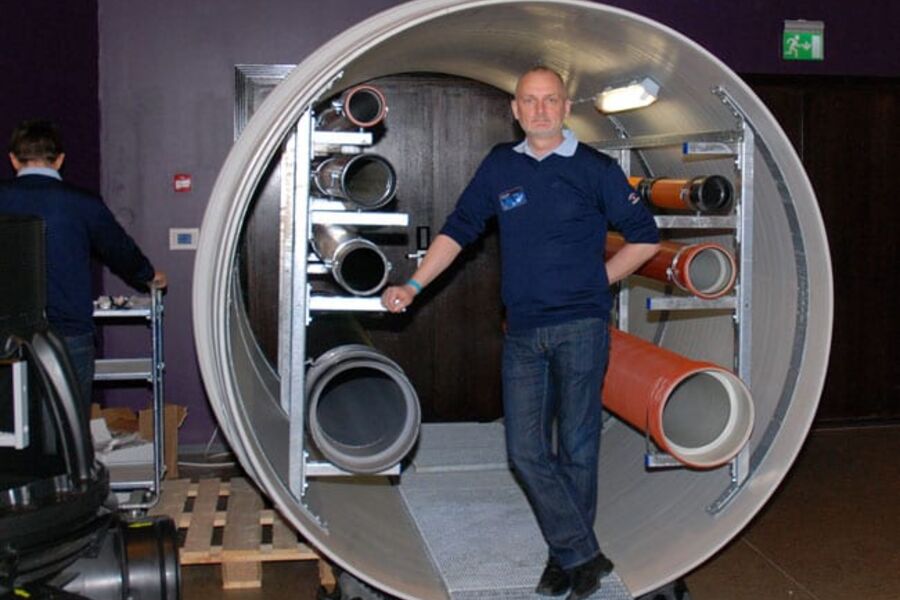 Finn Olaussen i Perleporten som førte inn til Uponors stand.