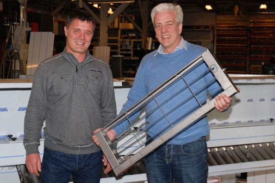 Kent Østby og Terje Rustad med en armatur for UV-lys. 