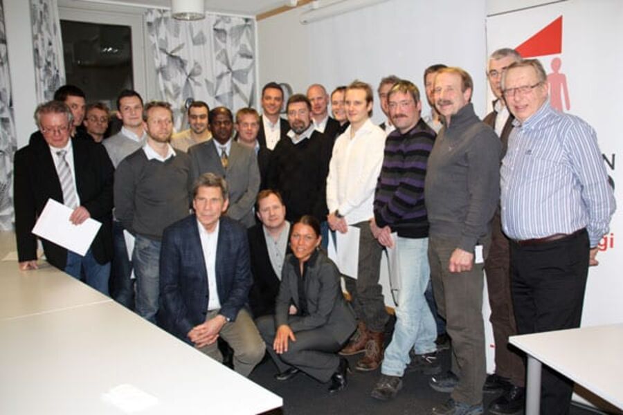 Her ser vi årets avgangskull på KEM-linjen som fikk sine vitnemål i februar. Her har vi alle studentene, med lærere, og andre sentrale personer rundt utdanningen.