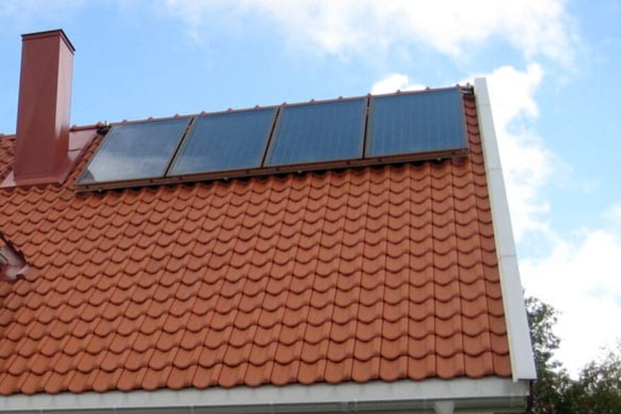 - Med åtte kvadrat solfangere kan man hente ut ca 5000 kW på årsbasis. Dersom man har en tank fra før dreier det seg om en investering på ca 40 000 for selve sol-systemet, sier Egil Solbrekke hos Ole Chr. Bye i Rakkestad.