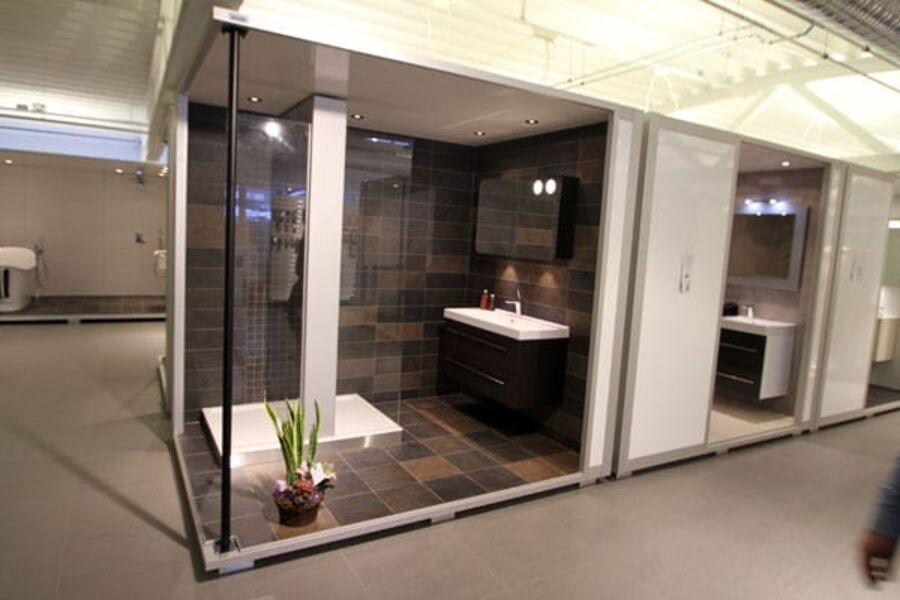 Badene kan trilles ut i et eget rom der de kan rive ned det innvendige og bygge det opp igjen uten at man forstyrrer og støver ned forretningslokalene under arbeidet.