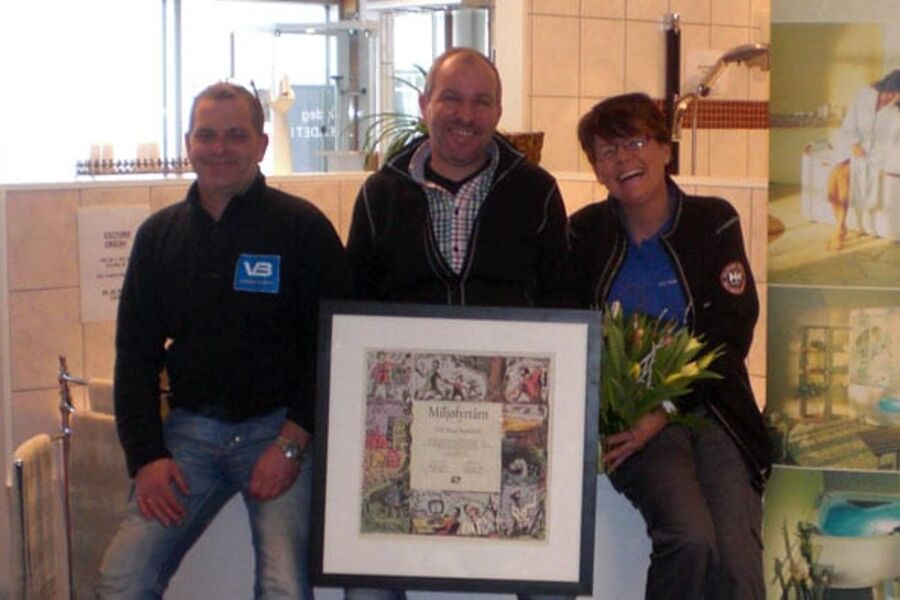 Glade vinnere i VVS Huset i Sandefjord, etter at de mottok Miljøfyrtårnprisen. Fra venstre: Prosjektansvarlig, Trond Kristoffersen, daglig leder Severin Hoff og butikk/miljøansvarlig, Hege Thronsen.