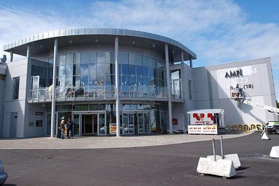 Amfi-kjeden investerer nye 230 millioner kroner i enøktiltak og skal spare leietakerne får mange millioner kroner.Her ser vi Amfi senteret i Kristiansund.