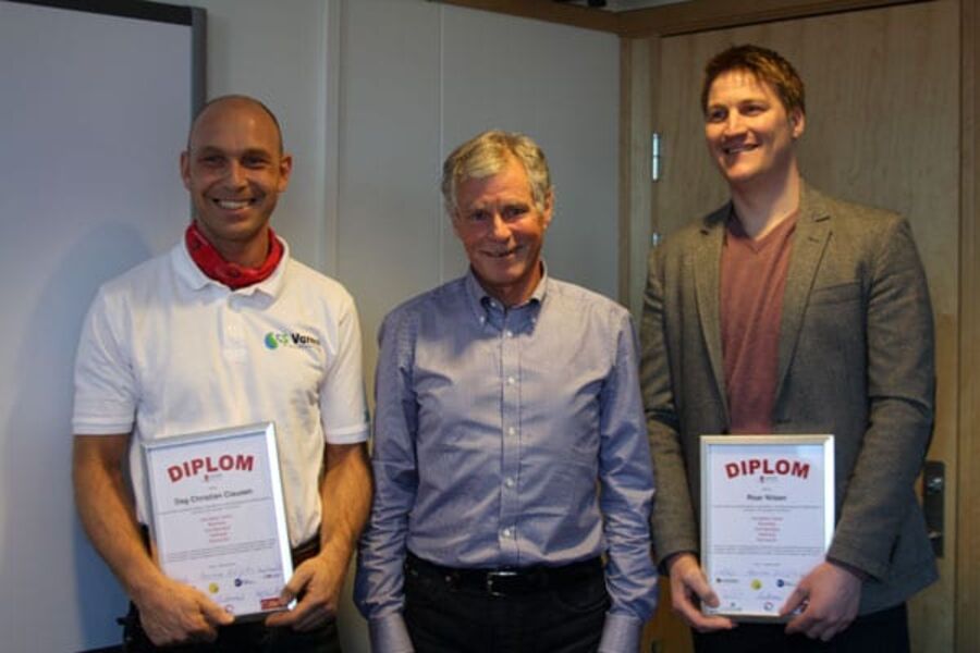 Det var stor glede og festivitas under den høytidlige overrekkelsen av diplomene for å ha gjennomført alle fem fordypningskursene. Fra venstre ser vi Dag Christian Clausen, CS varme og Energiteknikk AS, Rolf Munk Blaker, representant for bransjeforeningene, og Rolf Nilsen fra Notodden Rørleggerbedrift AS.