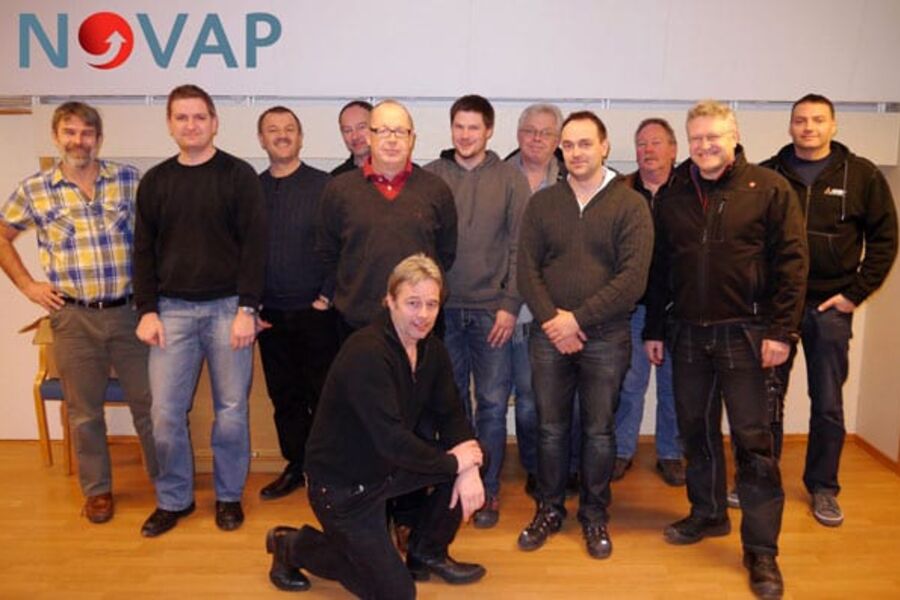 Fra vestre bak: Gjermund Vittersø (Thermoconsult AS), Daniel Vesel (ABK AS), Erling Brekke (Hallingdal Storkjøkken & kjøleservice AS), Kjetil Presthus (Helland Rør AS), Harald Abelsted (MIBA AS), Gabriel Solheim (Solheim Rør AS), Fredrik Lund (Varme og interiør AS), Vidar Gjelsten (Helland Rør AS), Stein Erik Talmo (MIBA AS), Atle Larsen (ABK AS), Christian Langer (Ing.S.D.Baastad)