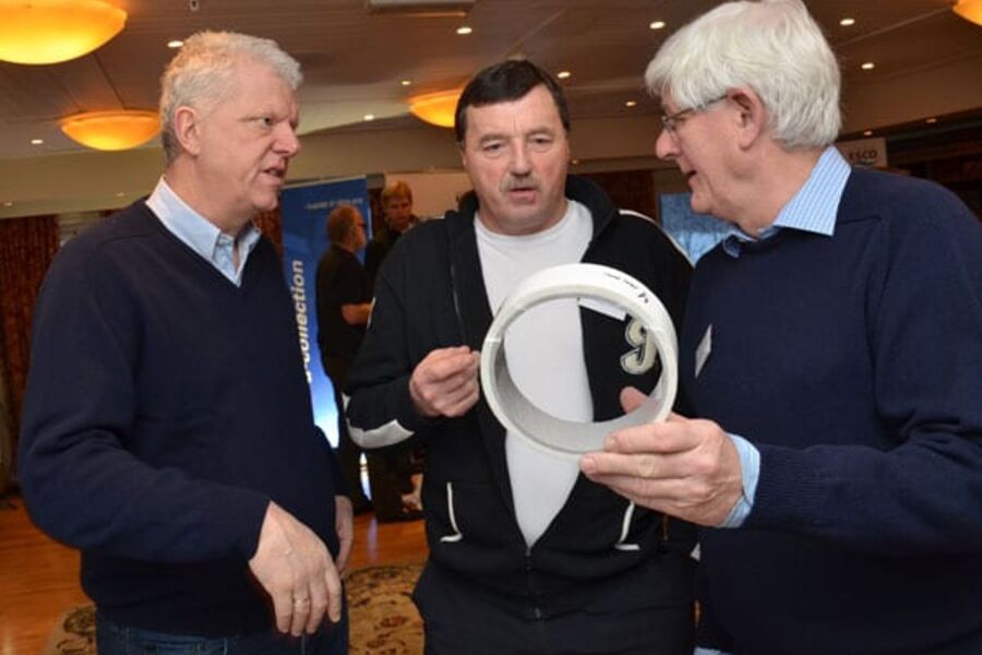 Øyvind Enger (t.h) og Tage Odland i NCC viser fram en rehabilitert vannledningsbit til Ragnar Bergskaug fra Flateby Vannverk i Enebakk.