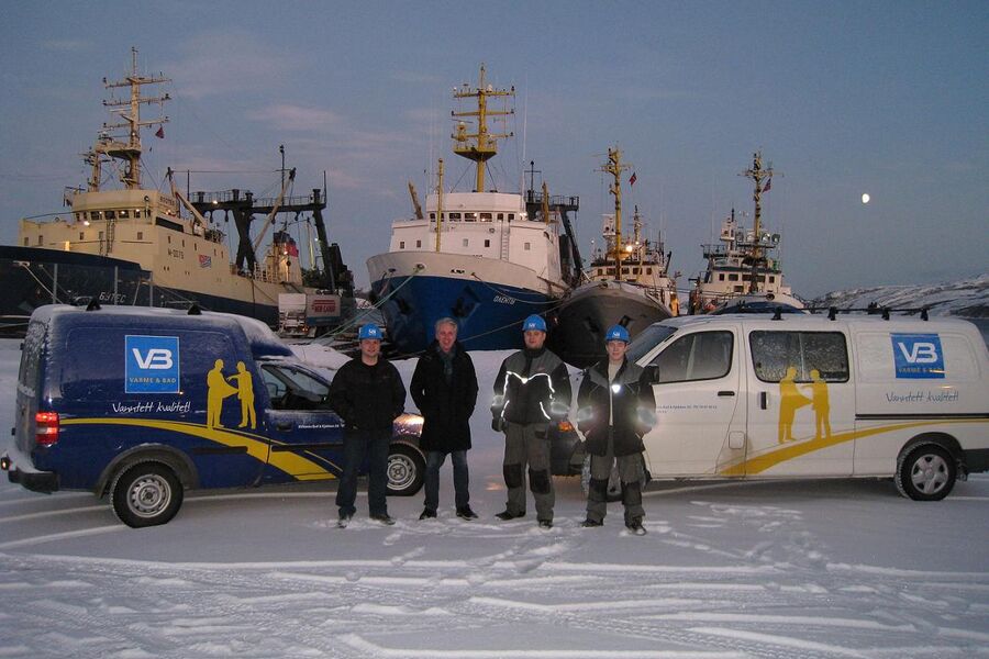 Daglig leder Tore Jonny Jensen i Varme og Bad røreleggeren i Kirkenes er veldig fornøyd med at det er full aktivitet i Kirkenes om dagen. Her har vi deler av de ansatte på kaia i Kirkenes.Foto:Varme og Bad.