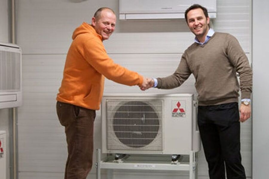 Teknisk ansvarlig Espen Ulverud (Til venstre) viser Markedssjef Einar Smidesang de nye fasilitetene på Miba AS. Her er det kurs innen installasjon og teknisk feilsøking på luft til luft og luft til vann produkter gjennom hele året.