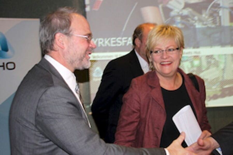 Jørgen Leegaard, direktør kompetansepolitikk, rekruttering og utdanning i BNL, tar i mot statsråd ved åpningen av konferansen.Foto:BNL