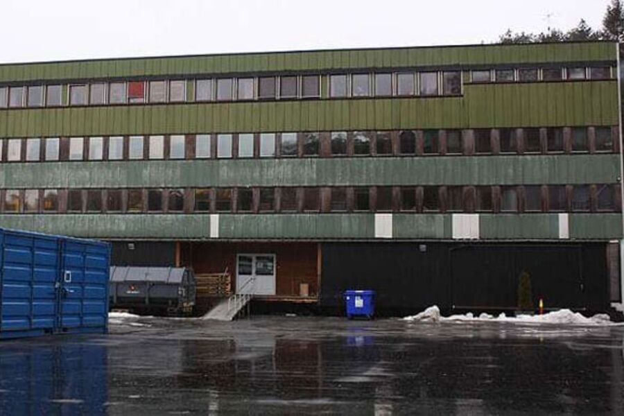 Det gamle depotbygget på Haakonsvern som ble bygget på 60-tallet skal rives og erstattes med et nytt kontorbygg. (Foto: Åsmund Sjursen, Forsvarsbygg