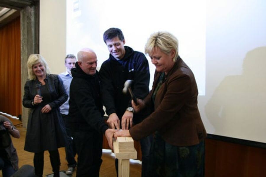 Kunnskapsminister Kristin Halvorsen viste at hun også kan slå inn en spiker hvis det trengs.Foto: Lavenergiprogrammet