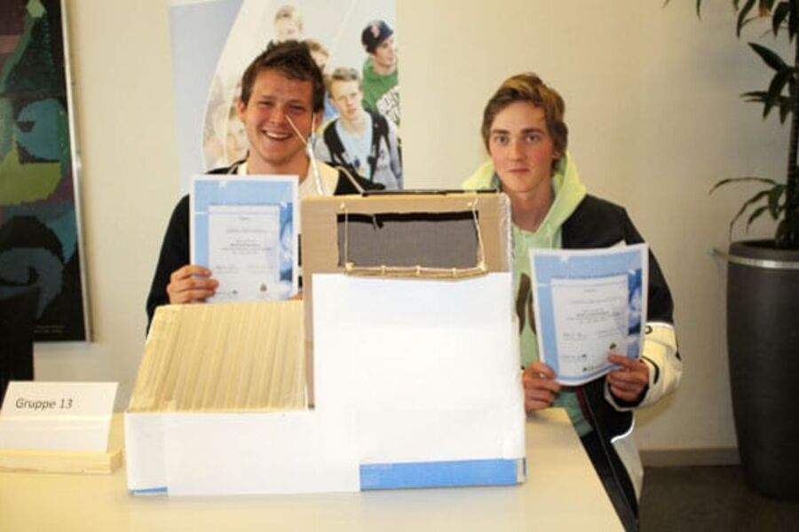 Joakim Hennøen og Sigurd Austad i gruppa Future Consept vant beste presentasjon ved stand under vårens gründercamp på Sogn vgs..