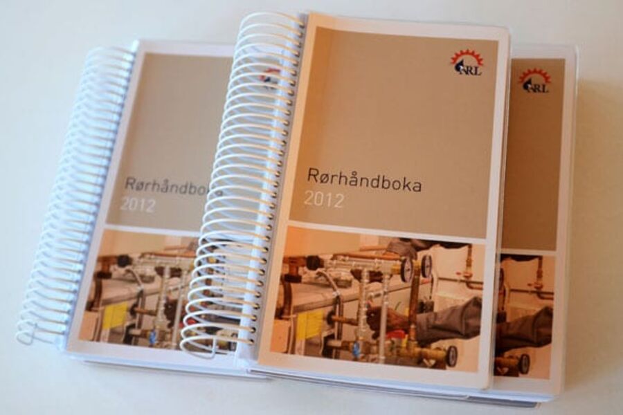 Rørhåndboka utgis av Skarland Press AS i samarbeid med Norske Rørleggerbedrifters Landsforening
