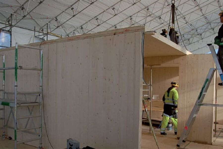 Bygging under telt bidrar til tørr byggeprosess og gode arbeidsforhold, og er forhåpentlig et første steg på veien til tørre produksjonslokaler for prefabrikasjon av bygningselementer. Bofellesskapet Ranheimsveien 149, Trondheim. Byggeår 2009-2010. Byggherre: Trondheim kommune. Arkitekt: HSØ Arkitektkontor (fusjonert med Arkitektene VIS-A-VIS.)