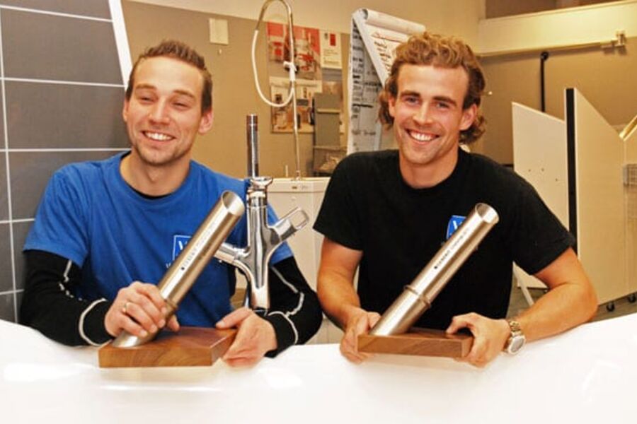 Ken Røsholt og Martin Andresen med trofeene de fikk for seieren i Geberit Challenge 2011.