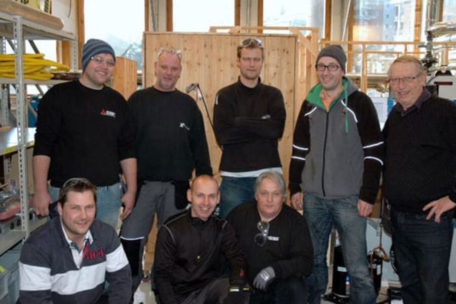 Fra venstre stående:Erlend Sommer-Egge Kjøleservice,Bjørn Hornlien-Pingvin Klima,Ken Rune Nygård-Merevarme,Bjarne Arntzen-Klima Fokus, Harald Gulbrandsen-Foreleser, Fra venstre nederst:John Robert Søvik-Aqua-teknikk AS, Kim Dyhr Petersen-Glen Dimplex Nordic AS, Knut Danielsen