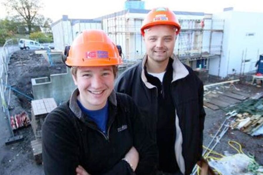 Lærling Raymond Johansen (t.v.) og kvalitetssjef Rune Tveit Gundersen i Kruse Smith Entreprenører foran leilighetene de bygger i Arendal. foto: Husbanken