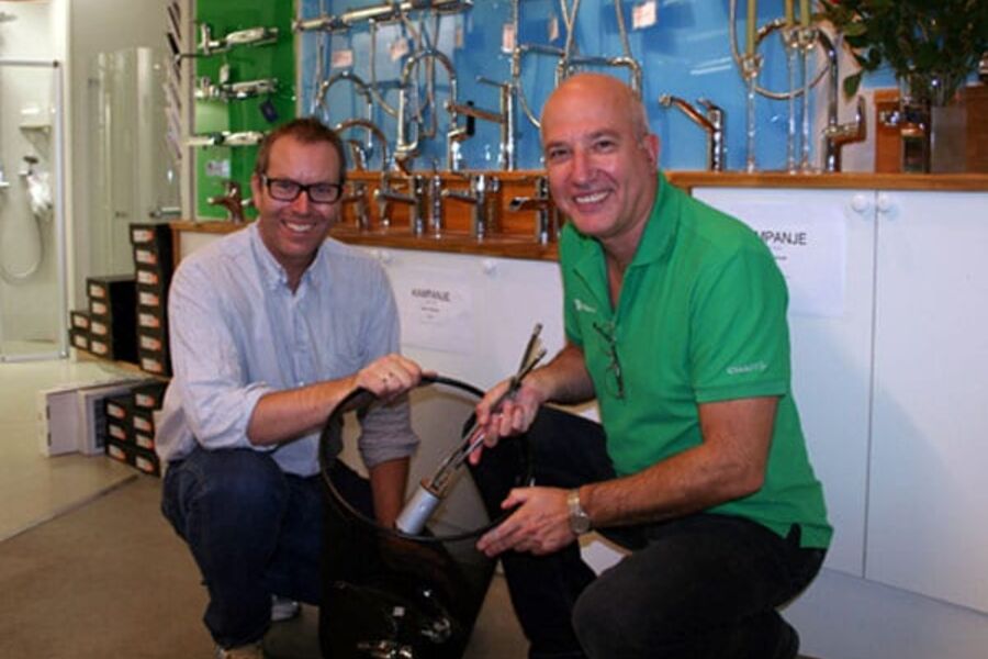 - Våre største konkurrenter er uansett byggevarekjedene og nye sammensetninger av for eksempel flisforretninger. Vi ønsker jo at kundene skal kjøpe et VVS-produkt hos en fagbutikk og ikke gå i hvilken som helst butikk å kjøpe en kran, sier Lars Erik Magnussen i Tempe VVS. Her sammen med Arne Korsbakken fra åpningen tidligere i høst.