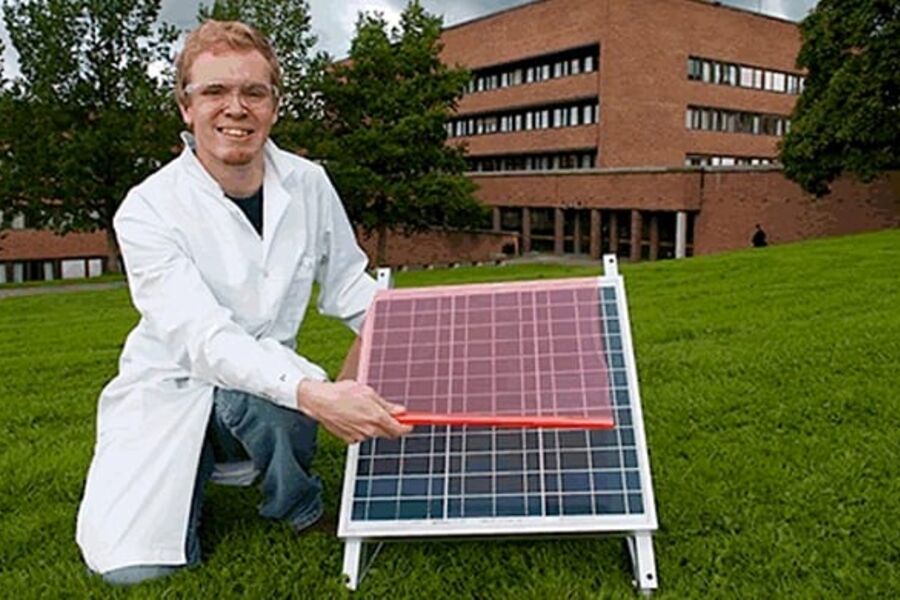 Per-Anders Hansen kan hente ut dobbelt så mye strøm fra dagens solceller ved å legge på oppfinnelsen sin, en spesiallaget, nanotynn folie krydret med solkremstoff og europium. Foto: Yngve Vogt.