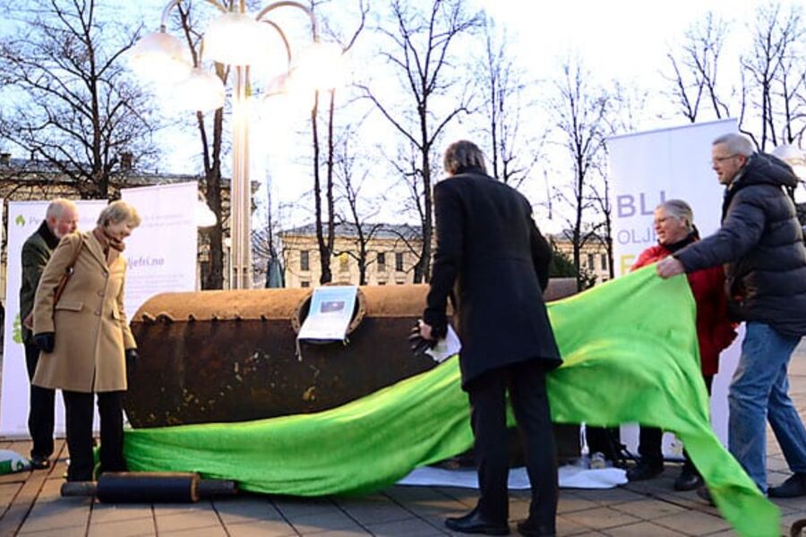 Administrerende direktør Geir-Ove Skogø i Boligbyggelaget Usbl, administrerende direktør Edle Ulevåg i Hafslund Fjernvarme, byråd for Miljø og samferdsel Ola Elvestuen, Astrid Bjerke fra Grønn Hverdag og generalsekretær Jan Thomas Odegard fra Naturvernforbundet sto for avdukingen. Fotograf: Laila Borge