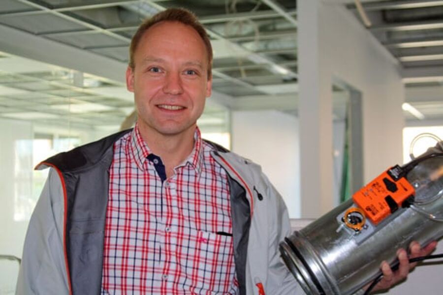 Produktsjef VVS,Torkild Bøe i Micro Matic er veldig godt fornøyd med de nye fasilitetene som de nå får i nye lokaler.Her holder han deres nye VAV-spjeld som er et av deres nye produkter.