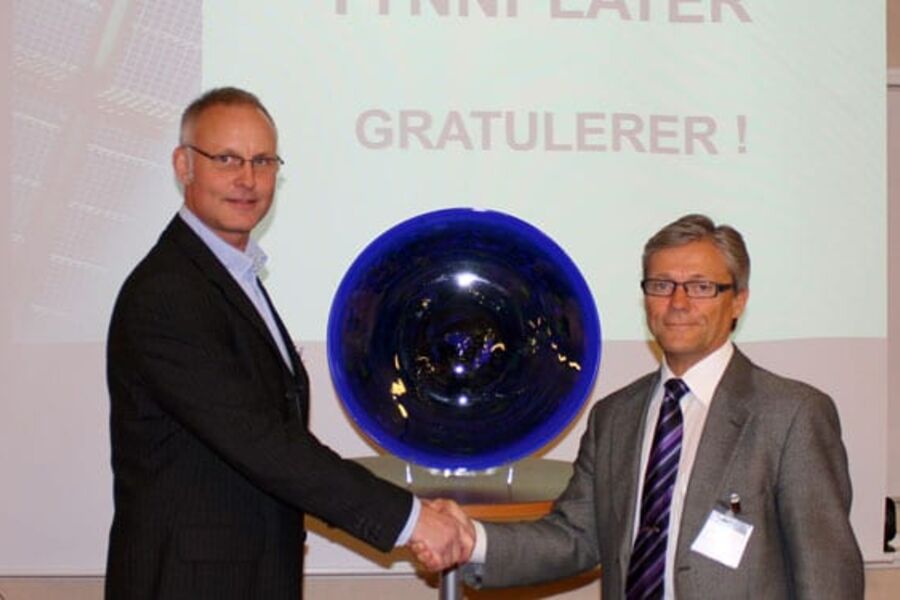 En overrasket og glad markedssjef Morten Bjørnstad i firma Norsk Stål Tynnplater AS,mottok prisen med stor takk av adm.direktør Tore Holthe i Trox Auranor AS.