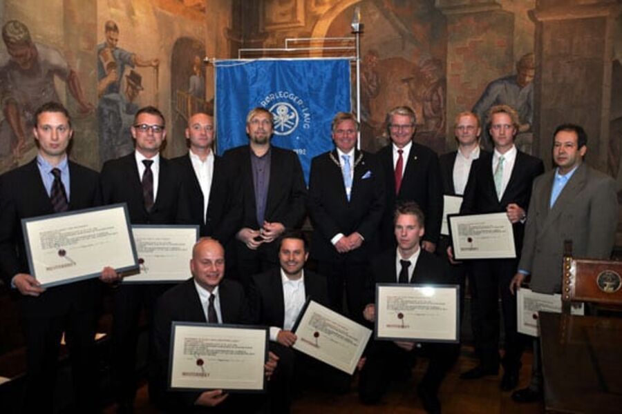 Den 20.oktober fikk 10 nye rørleggermestere sitt mesterbrev.Her ser vi de sammen med Oldermann med Erik Hveem og ordfører Fabian Stang.