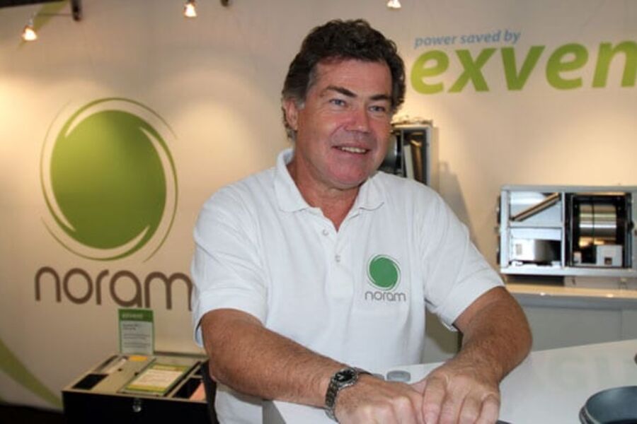 - Denne avrimingsteknologien gir opp til 85% tørr virkningsgrad. Ved 30 prosent RH, -5?C ute og 82 prosent tørr varmegjenvinning vil årsvirkningsgraden bli 76 prosent, sier daglig leder Svein Ø.Solvik i Noram Produkter AS