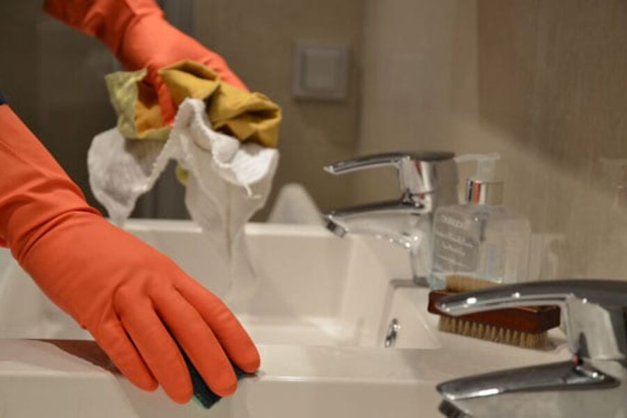 Skitne kluter og skrubbesvamper fungerer nesten som sandpapir på kunstvasker som denne.(Foto: Hege Bakke/Newswire)