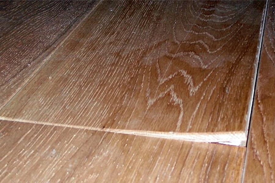 Pålagt å bruke fjernvarmen, har ikke andre varmekilder og parketten sprekker. Illustrasjonsfoto.