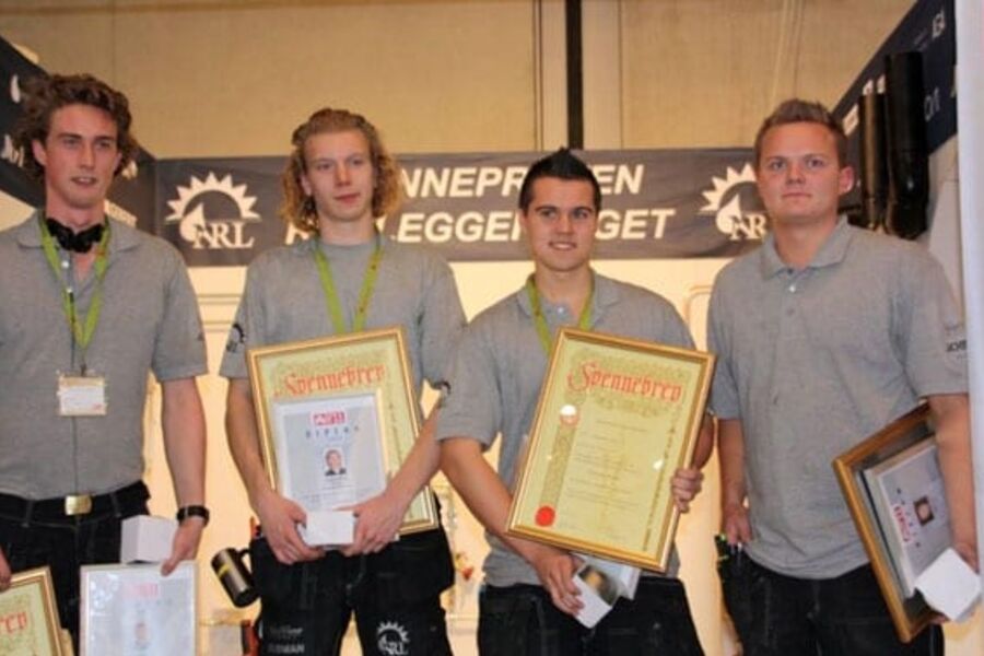 Utdeling av svennebrevet skjedde på standen til NRL under søndagen, fra venstre ser vi: Mats Steinsland (Bærum Rørleggerbedrift AS), Fredrik Daleng (Bærum Rørleggerbedrift AS), Alexander Øye Hansen (Oras Avd. Oslo) og Torbjørn Leer (Rørlegger Strand & Teksle AS).