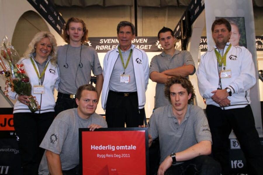 Her ser vi en meget blid gjeng fra NRL sammen med gutta som avla svenneprøven under Bygg Reis Deg. Bak fra venstre ser vi: Ingebjørg Martinsen, NRL, Fredrik Daleng (20), Bærum Rørleggerbedrift AS, fra Haslum, Ole Larmerud, NRL,Torbjørn Leer (20), Rørlegger Strand & Teksle AS, fra Nedre Eggedal, og Are Skaar Nielsen,NRL. Foran fra venstre sitter, Aleksander Øye Hansen(20), Oras AS Avd. Oslo, fra Hagan og Mats Steinsland (20), Bærum Rørleggerbedrift AS, fra Gjettum