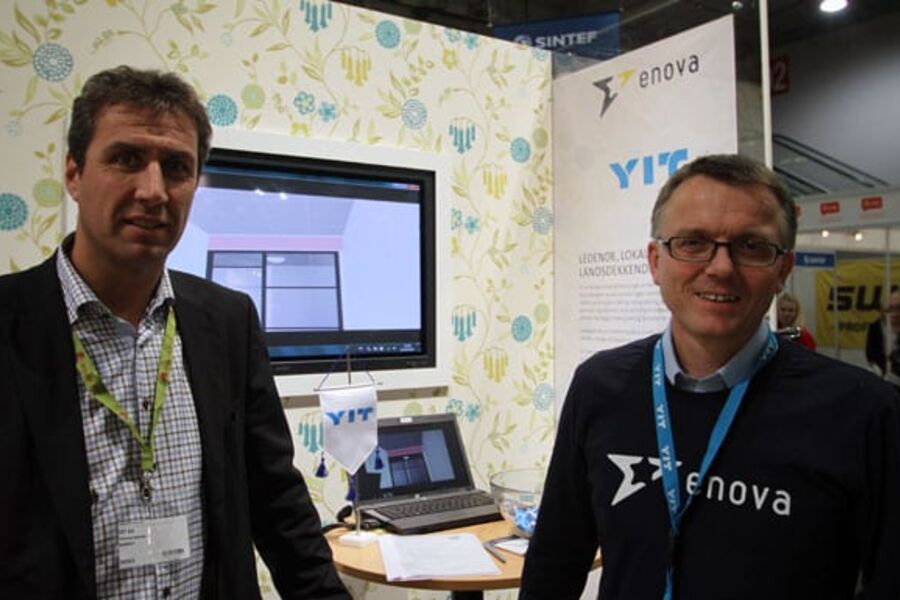 Thomas Ramos, salgssjef distrikt Øst og utviklingssjef, energi og teknologi Jens Petter Burud, viste frem den nye løsningen på standen til Enova under Bygg Reis Deg.
