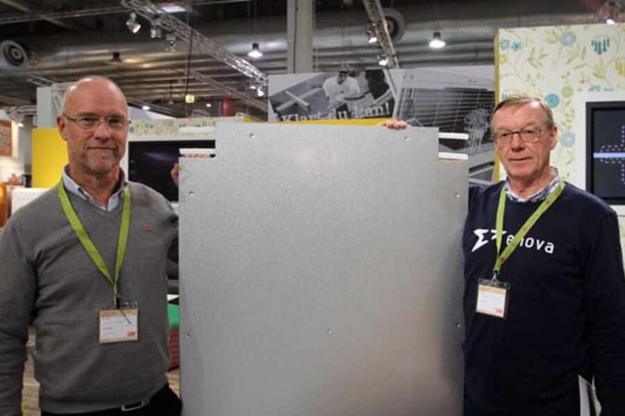 Nye prefabrikkerte plater for vannbåren gulvvarme vil føre til lavere priser og spart energi, så sant SINTEF godkjenner de nye elementene.Prosjektlutvikler i Veidekke, Geir Toverud og daglig leder i Nor Technologies, Thore Bjørn Lie og har stor tro på det nye produktet.