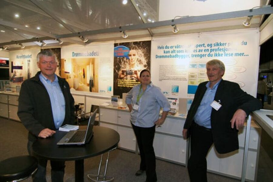 Her har vi gjengen fra Fagrådet for våtrom som mer en gjerne tar i mot mange håndverkere og forbrukere innom standen under Bygg Reis Deg. Fra venstre sier bi Cato Ove Karlsen, Katrine Lied Johansen og Lars Gulbrandsen.