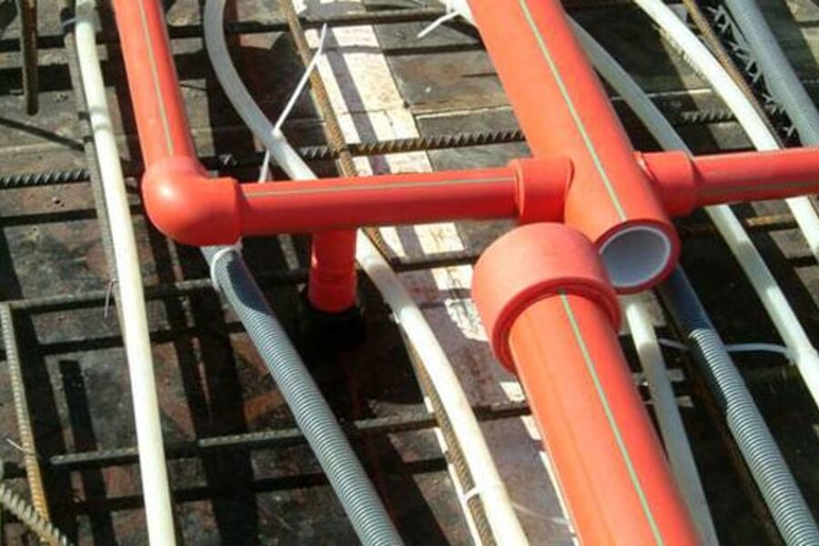 Firestop er FG-godkjent for innstøping og er således svært aktuelt i leilighetsprosjekter. Her finnes det smarte løsninger for gjennomføringer enten det benyttes Plattendekker eller plasstøpte dekker.