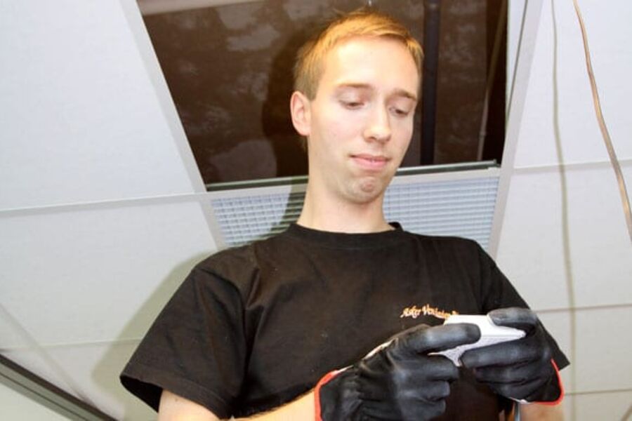 INNREGULERING: Mikael Hjalmarsson fra Asker Ventilasjon har stått for selve innreguleringen av ventilasjonsanlegget til Infotjenester i Sarpsborg. Det har vært en faglig krevende oppgave.